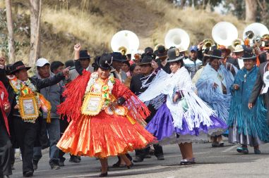 Fiesta dancers on road to La Paz